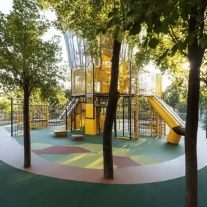 Los parques infantiles con tirolinas son espacios llenos de alegría. Estas áreas combinan juegos emocionantes y la emoción de deslizarse. Los niños disfrutan al máximo mientras juegan. Las tirolinas son seguras y ofrecen un gran desafío. Los pequeños se sienten valientes al despegar y aterrizar. Estos parques son perfectos para desarrollar habilidades físicas y sociales.