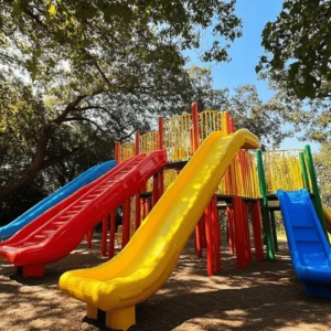 Los parques infantiles son lugares mágicos. En ellos, los niños juegan, ríen y hacen amigos. Estos espacios son vitales para su desarrollo físico y social. La diversión y la actividad al aire libre son esenciales para crecer sanos.