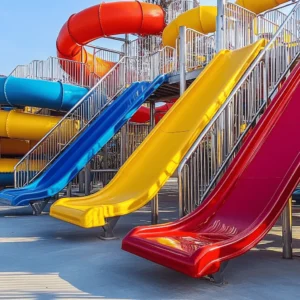 Los parques de toboganes son espacios de juego donde los niños se divierten. Aquí, pueden deslizarse, correr y jugar con amigos. Los toboganes son una parte esencial. Se pueden encontrar en muchos tipos de parques y espacios recreativos.