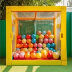 Un parque de bolas es un espacio de juego lleno de bolas de colores. Los niños pueden saltar, rodar y jugar en un ambiente seguro. Estos parques están diseñados para que los más pequeños se diviertan mientras desarrollan habilidades. Es un lugar ideal para que los niños de 2 años experimenten la diversión y la aventura.
