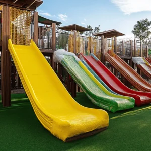El juego al aire libre es esencial para los niños. Les ayuda a crecer sanos y felices. En los parques infantiles, los niños pueden correr, saltar y explorar. Pero no solo se divierten, también aprenden. Los parques ofrecen un lugar seguro donde pueden socializar y hacer amigos.